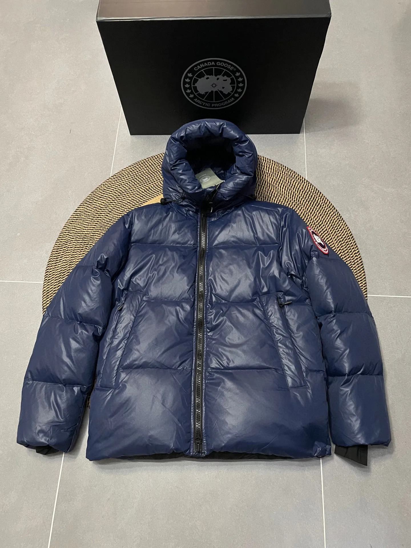 P780 Blue Red Label Top Version 𝘾𝘼𝙉𝘼𝘿𝘼 𝙂𝙊𝙊𝙎𝙀/Canada Goose 2023 Limited New Crofton Puff Down Jacket Pure Guangzhou Inspection 95 White Duck Down Filling‼  Top version, ceiling level‼ Crofton soft bread, the latest style in 2023, has a cold protection effect of up to level 4. It is made of recycled Feather-Light tear-resistant fabric. It is ultra-light and has no weight on the upper body at all! The unique black label highlights your temperament‼  Canada Goose, a Canadian brand, has always been recognized as the warmest down jacket. Various Instagram celebrities, Internet celebrities, and celebrities often wear it for street photos. I do Canada Goose every year, but I still can’t get rid of my love for geese. No matter how cold the winter is, there is no need to be afraid, because there are geese! Filled with 80% white duck down, Canada Goose is the legendary warmest down jacket and is known as a must-have for Arctic outdoor sports! The most popular down jacket in the world, celebrities are rushing to buy it, it is a must-have! Same style for men and women Size: S-XXL